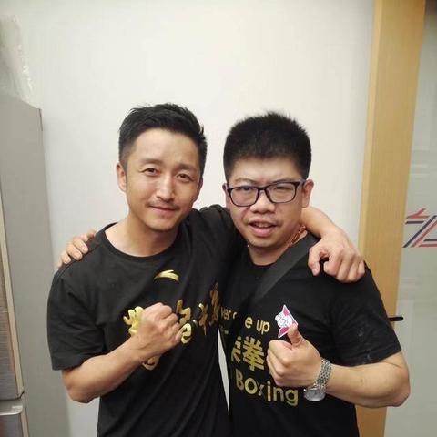 重量级拳击对决，力量与荣耀的战场