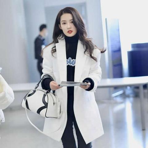 李沁机场时尚魅力,热议话题引爆点