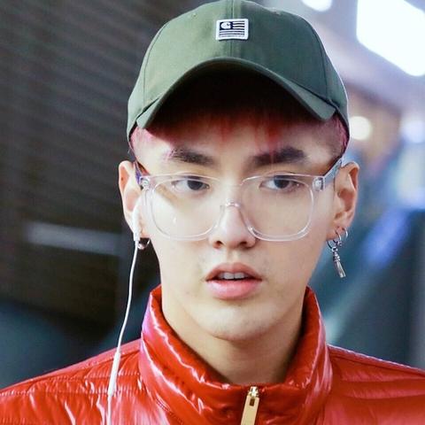 吴亦凡街拍时尚风采，引领潮流新风尚图片